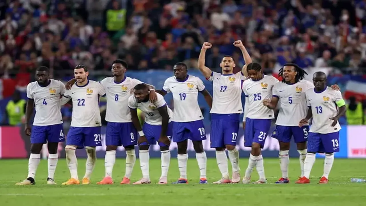 ماكرون يطالب بدقيقة حداد قبل مباراة إسبانيا وفرنسا في كأس العالم